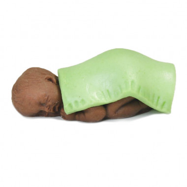 Figurine de bébé à peau noire avec couverture verte