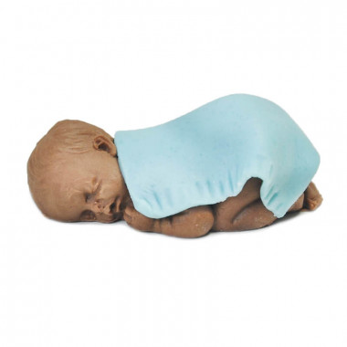 Figurine de bébé à peau noire avec couverture bleue