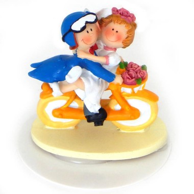 Figurine de mariés sur leur moto jaune