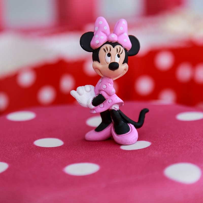 Minnie sur gâteau rose à pois