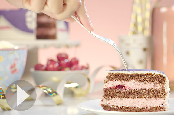 Gâteau au chocolat avec fourrage à la cerise