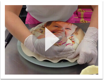 Gâteau rond recouvert d'une couche de pâte d'amande Video