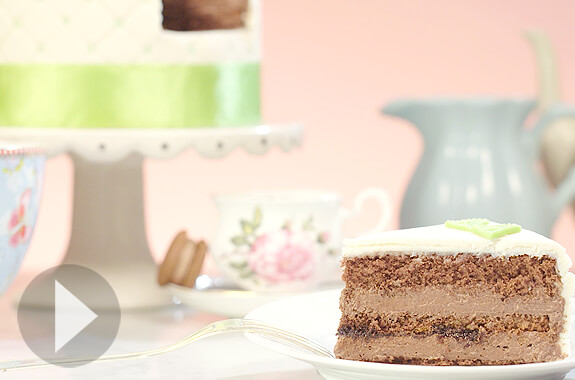 Gâteau au chocolat avec fourrage au fudge chocolat