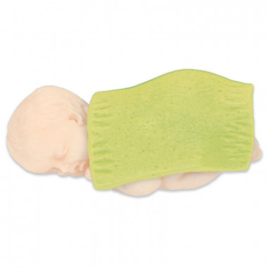 Figurine de bébé à peau blanche et sa couverture verte
