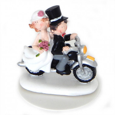 Figurine de mariés romantique sur leur moto