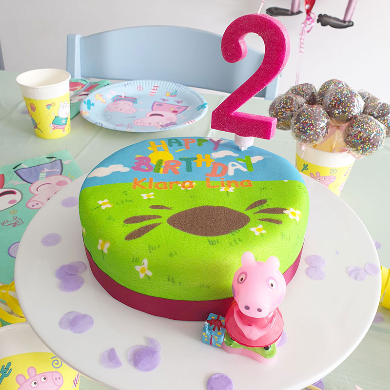 Gâteau d'anniversaire avec figurine Peppa Pig